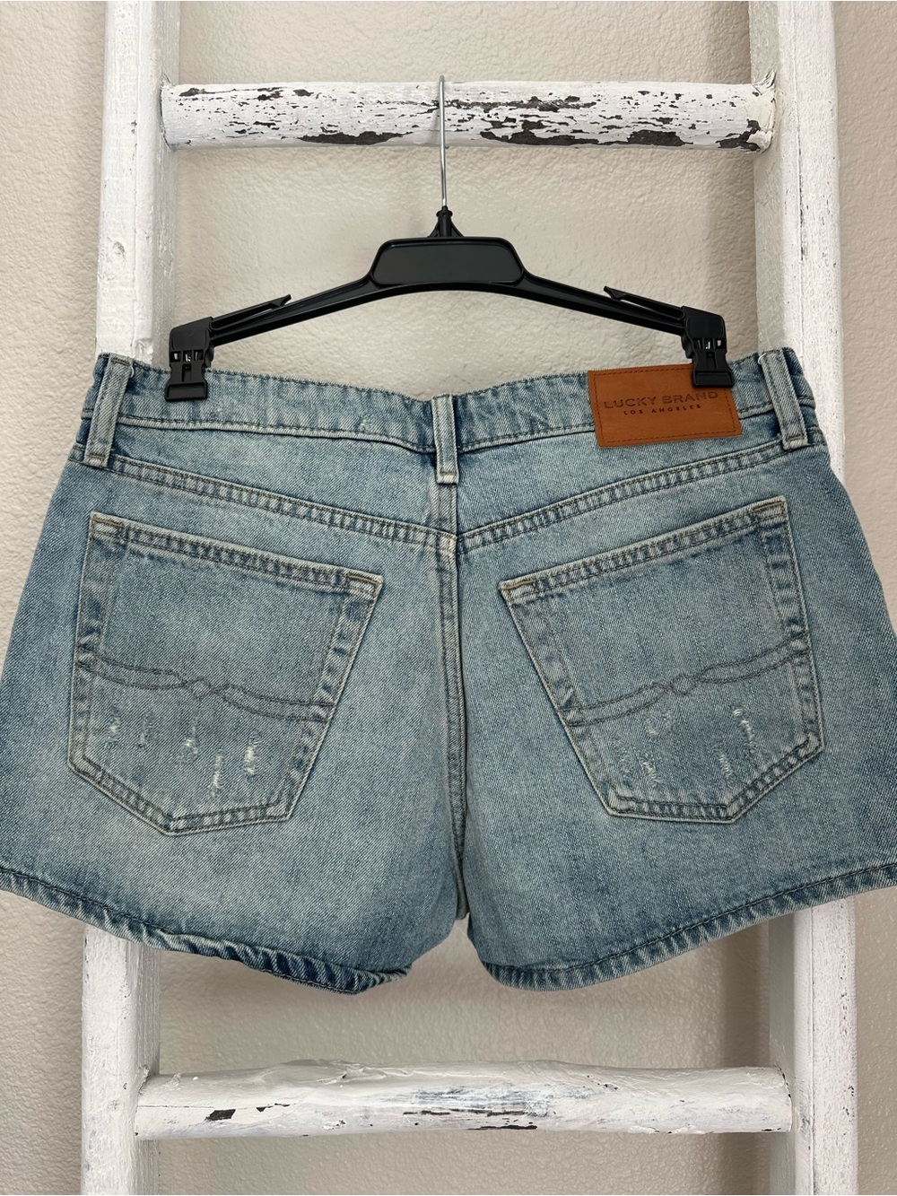 Lucky Brand THE CUT OFF Light Wash Distressed Denim Shorts Size 6/28 - Picture 2 of 4